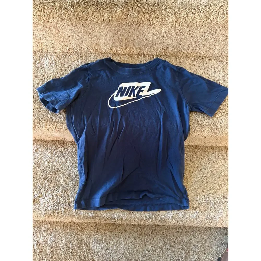 Nike boys medium graphic athletic tshirt